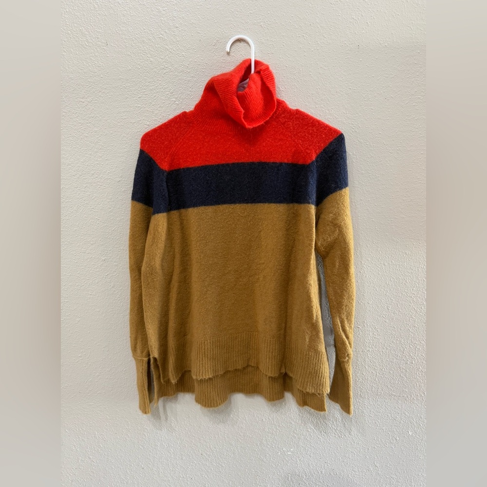 COLORBLOCK TURTLENECK SWEATER IN SUPERSOFT YARN